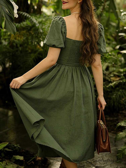 Well Tailored Dress with a Graceful Silhouette