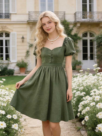 Well Tailored Dress with a Graceful Silhouette